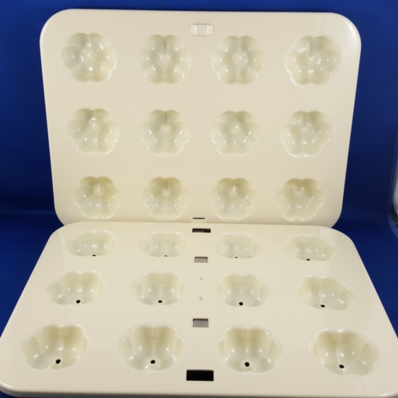 Nordic Ware Floral Cake Pops Pan (2-pce locking) - Picture 3 of 11